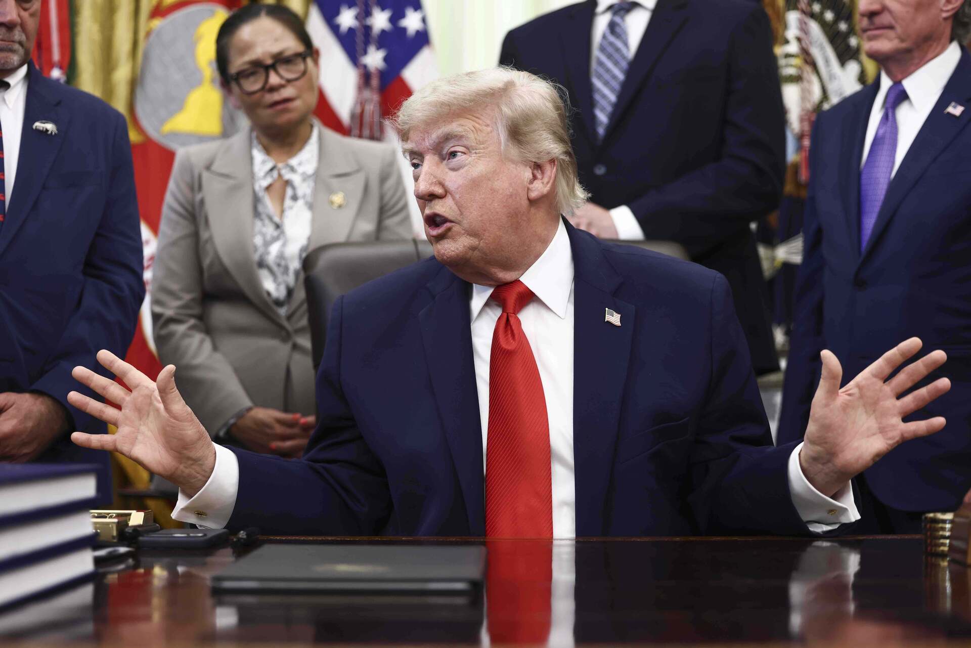 Трампу – 80. Шоу с потасовками у Белого дома и проблемы со здоровьем